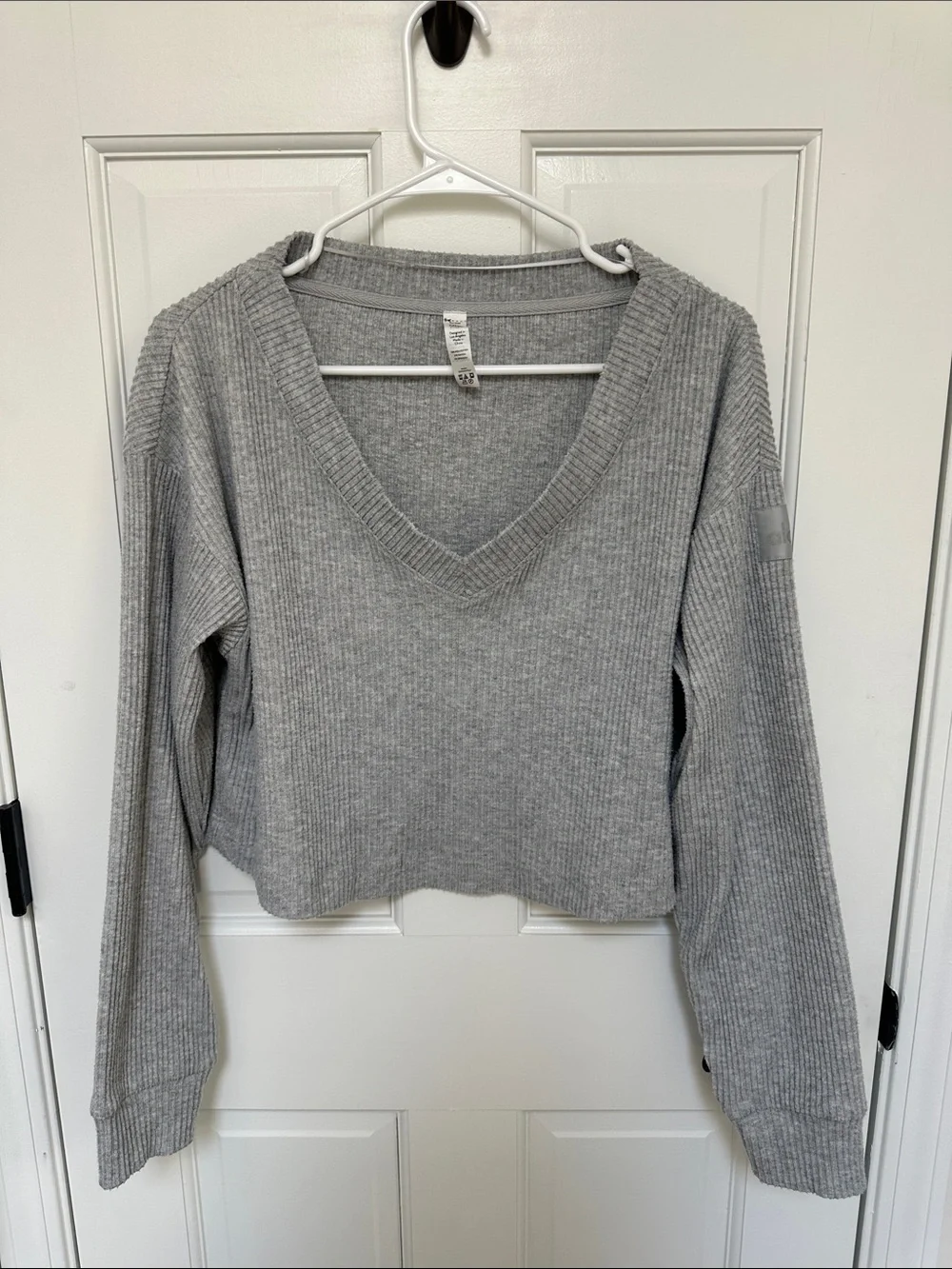 ALO Yoga Grey Ribbed V-Neck Cropped Sweatshirt